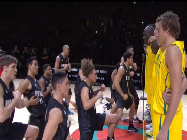 Môn thể thao khác - Đội bóng rổ "dằn mặt" đối thủ bằng... điệu nhảy