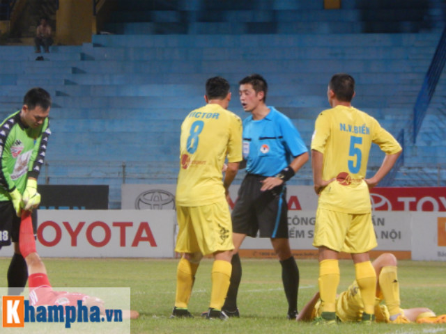Bóng đá Việt Nam - "Vua" ngoại thổi V-League 2015: Kẻ khen, người chê