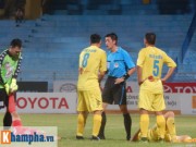 Bóng đá Việt Nam - &quot;Vua&quot; ngoại thổi V-League 2015: Kẻ khen, người chê