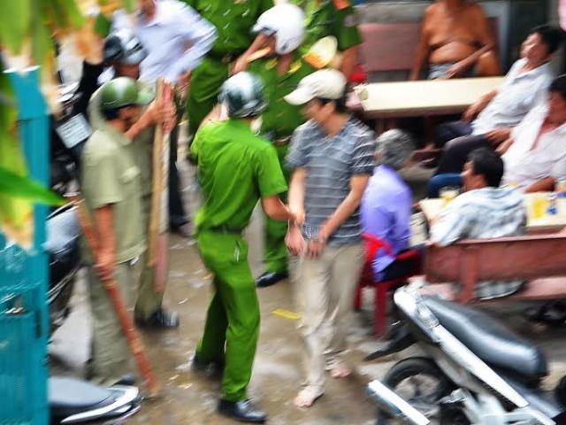 Pháp luật - Khống chế con nghiện "quậy tưng" rồi ôm dao cố thủ trong nhà