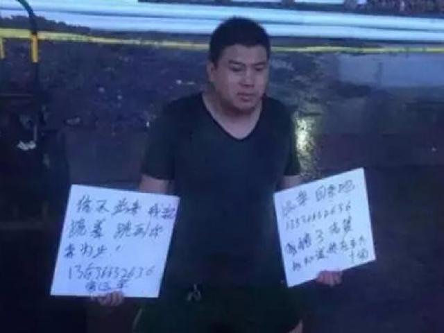 Bạn trẻ - Cuộc sống - Người đàn ông đội mưa quỳ giữa phố xin lỗi vợ