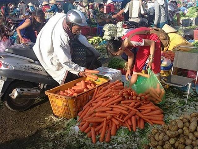 Thị trường - Tiêu dùng - Nghịch lý: Xăng giảm, thực phẩm "viện lý do" tăng giá