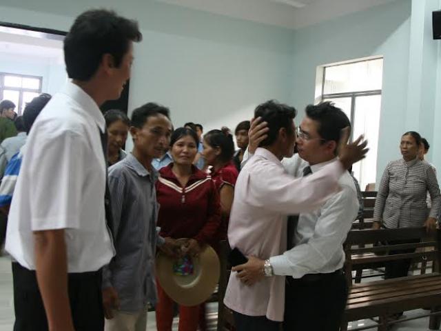 Pháp luật - Vụ công an xã đánh chết HS: Tuyên án treo 2 người thân bị hại