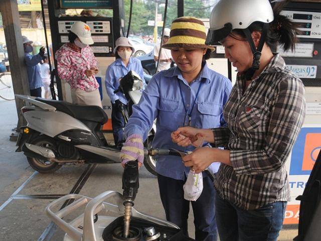 Tin tức trong ngày - Giá xăng giảm thêm gần 800 đồng/lít từ 15 giờ chiều 19.8