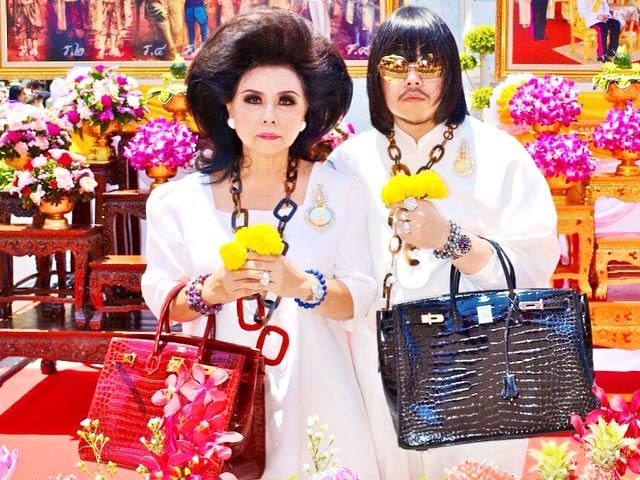 Người mẫu - Hoa hậu - 2 mẹ con “chơi” đồ hiệu chất “nhất hệ Mặt trời”