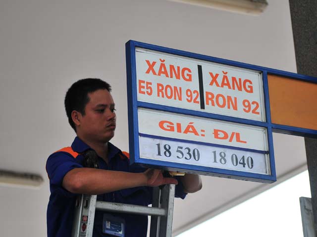 Thị trường - Tiêu dùng - Giá xăng đáng lẽ có thể giảm sâu hơn