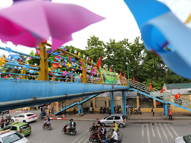 Bạn trẻ - Cuộc sống - Ngắm cây cầu gắn hàng ngàn chong chóng ở HN