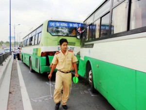 Tin tức trong ngày - TPHCM: Xe buýt đâm nhau, gần trăm hành khách khóc thét