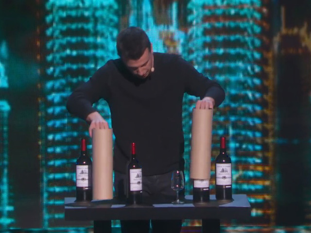 Cười 24h - Video clip: Màn ảo thuật khiến bạn hoa cả mắt