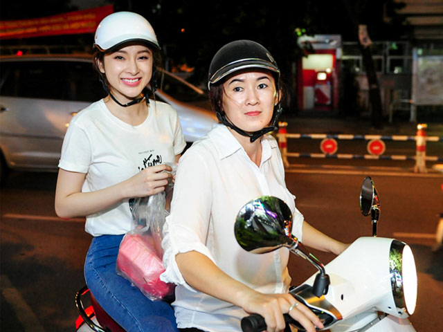 Phim - Phương Trinh cùng mẹ phát cơm từ thiện lúc nửa đêm