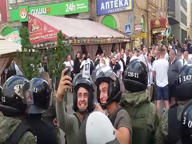 Bóng đá - CĐV bạo loạn, cảnh sát thản nhiên chụp “tự sướng”