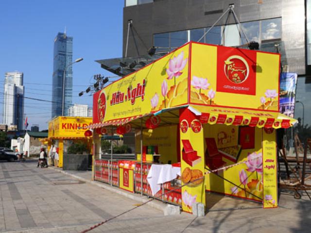 Tin tức trong ngày - Quầy bánh Trung thu "gặm nhấm" vỉa hè bất chấp lệnh cấm