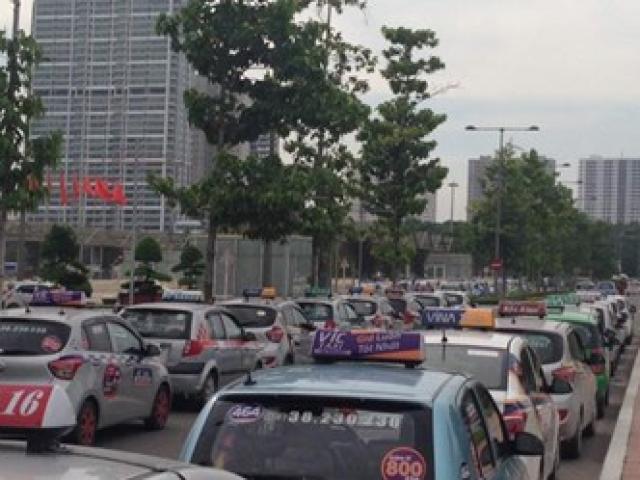 Thị trường - Tiêu dùng - Giá xăng giảm, cước vận tải lặng thinh