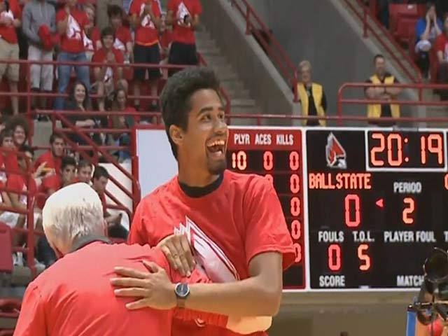 Thể thao - Sinh viên được miễn học phí vì ném rổ giữa sân