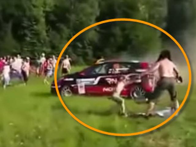 Thể thao - Kinh hãi: Cha con thoát chết trước "xe điên"