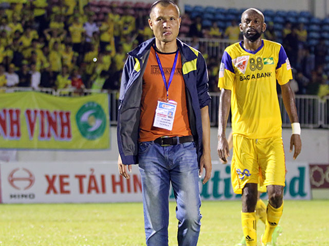 Bóng đá Việt Nam - HLV SLNA: "Trọng tài biếu HAGL quả phạt đền"