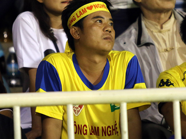 Bóng đá - SLNA thua HAGL, CĐV xứ Nghệ chỉ biết "cười nhạt"