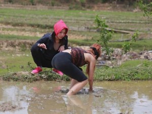 Phim - Nam Thành, Trang Pháp phải xuống ruộng bắt lươn