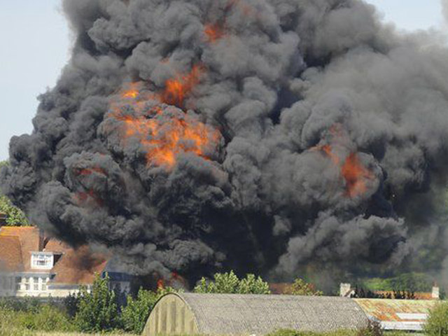 Tin tức trong ngày - Clip: Máy bay lao xuống đất khiến 7 người chết