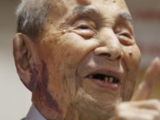 Cụ ông 112 tuổi lập kỷ lục người già nhất thế giới