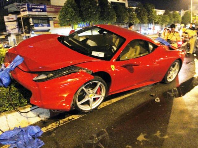 Tin tức Việt Nam - Mất lái, siêu xe chục tỷ “ngồi” lên dải phân cách