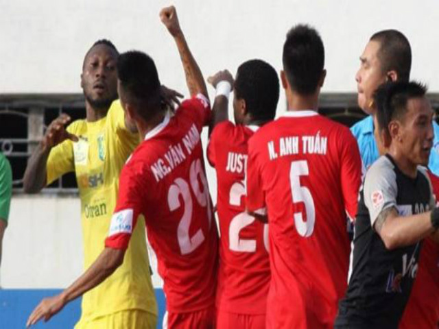 Tin bên lề bóng đá - Chơi bóng bạo lực kiểu V-League, hẳn Pepe cũng "sợ"