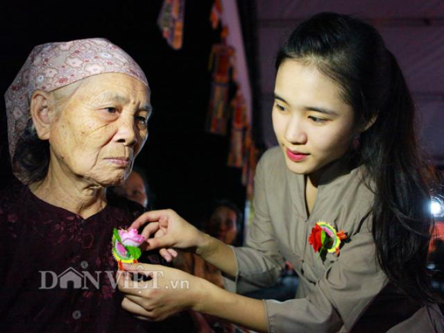 Tin tức trong ngày - Ảnh: Cảm động nghi lễ “bông hồng cài áo” báo hiếu mùa Vu Lan