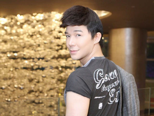 Ca nhạc - MTV - Nathan Lee diện hàng hiệu bạc tỷ tới ủng hộ bạn thân