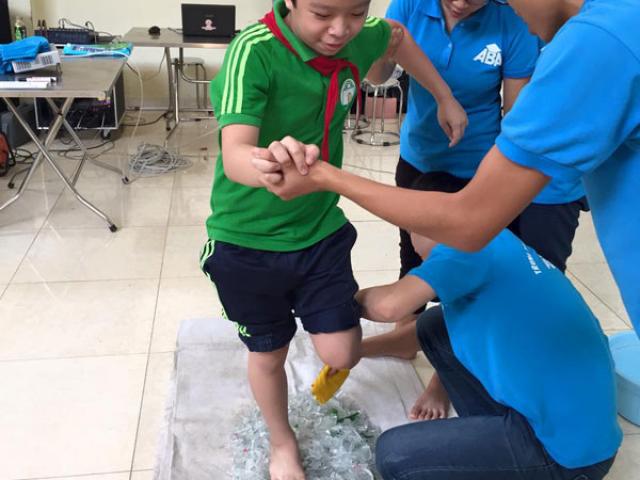 Tin tức trong ngày - Hàng trăm HS đi chân trần lên mảnh thủy tinh để rèn… tự tin