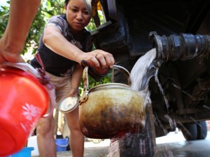 Tin tức trong ngày - Nhân viên công ty nước sạch: &quot;Chúng tôi nghe điện ù cả tai&quot;