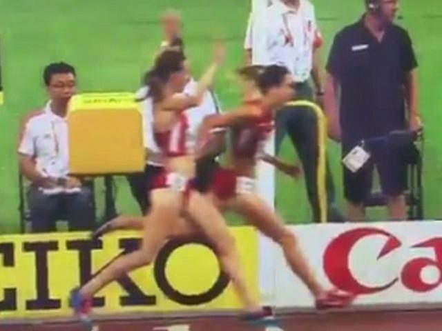 Thể thao - Bị đồng đội "cướp" huy chương vì ăn mừng quá sớm