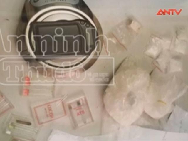 Tệ nạn xã hội - HN: Bắt hai "nữ quái" đang giao dịch 5.000 viên ma túy