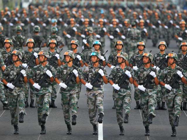 Tin tức trong ngày - Binh sĩ diễu binh TQ khổ luyện không chớp mắt gần 1 giờ