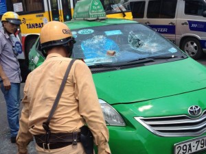 Tin tức Việt Nam - Taxi chạy trốn CSGT như phim hành động giữa Thủ đô