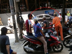 Tin tức trong ngày - Nguyên nhân khiến thanh sắt 3m đường sắt trên cao rơi trúng ô tô