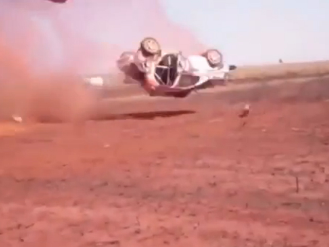 Tư vấn - Video ô tô của "dân chơi" Nam Phi lộn nhào, nát vụn