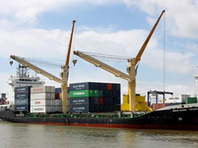 Đầu tư - Giá xăng dầu neo cao tác động xấu tới doanh nghiệp