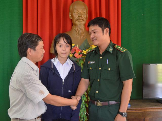 Tin tức trong ngày - Trung úy biên phòng lao xuống sông cứu người trong đêm