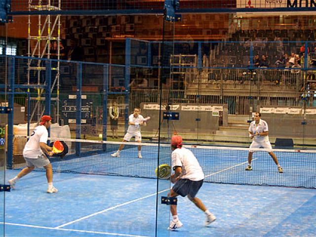 Thể thao - Pha cứu bóng siêu tưởng trong môn "tennis lồng"