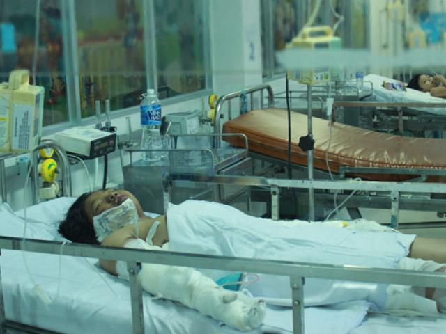 Tin tức Việt Nam - Người bác nức nở kể vụ bé bị mẹ thiêu vì bán vé số "ế"