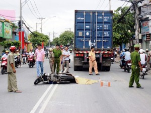 Tin tức trong ngày - Vợ chết thảm dưới bánh ô tô, chồng gào khóc thảm thiết