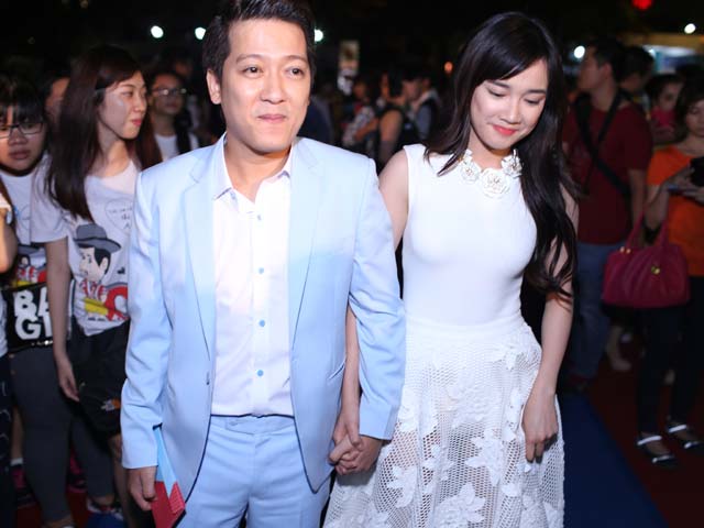 Ngôi sao điện ảnh - Nhã Phương tay trong tay cùng "người tình" đi sự kiện