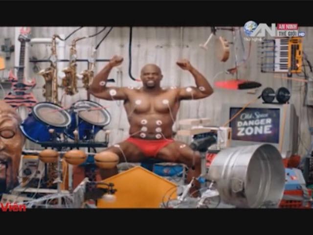 Phi thường - kỳ quặc - Clip: Kinh ngạc xem lực sĩ chơi nhạc bằng... cơ bắp