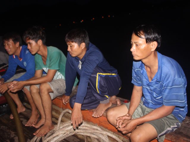 Tin tức trong ngày - Phút giành giật sự sống trên tàu cá bị vỡ giữa biển