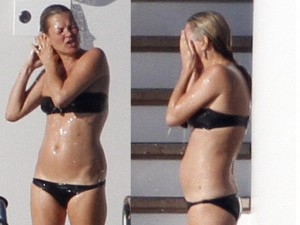 Bí quyết mặc đẹp - Siêu mẫu Kate Moss mặc bikini bé xíu, lộ eo &quot;bánh mì&quot;