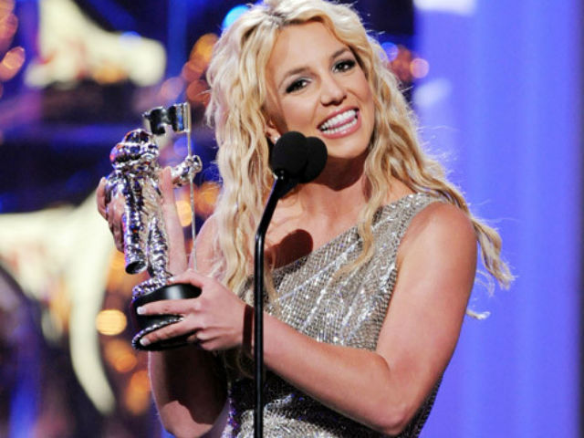 Britney Spears tái xuất sân khấu VMA 2015