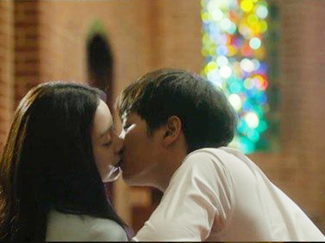Kim Tae Hee lần đầu hôn "bác sĩ lang băm"