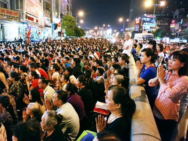 Tin tức trong ngày - Đứng giữa đường, ngồi trên xe máy... làm lễ Vu Lan