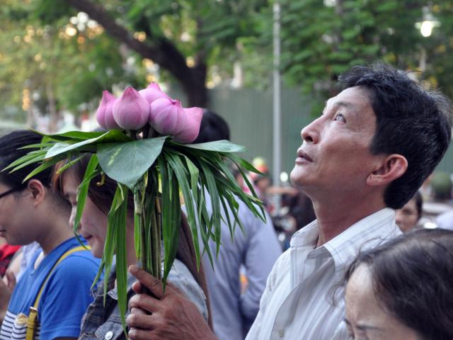 Tin tức trong ngày - Hàng nghìn người dân Sài Gòn hành lễ Vu Lan