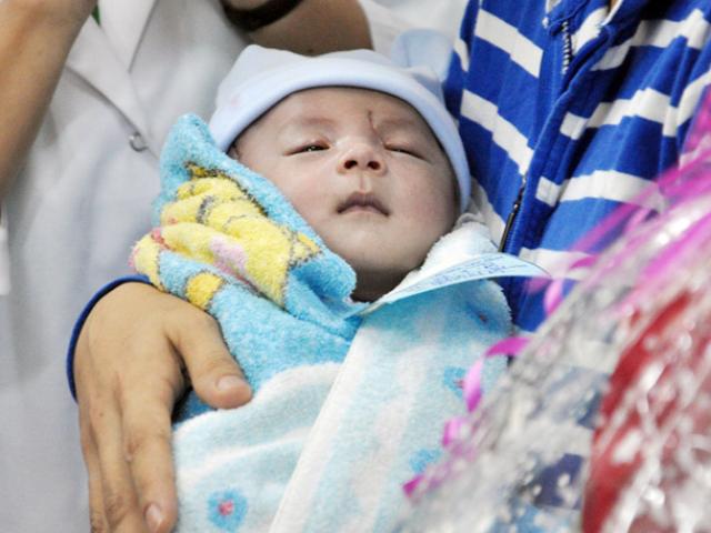 Tin tức trong ngày - Vỡ òa ngày bé trai bị đâm xuyên sọ xuất viện